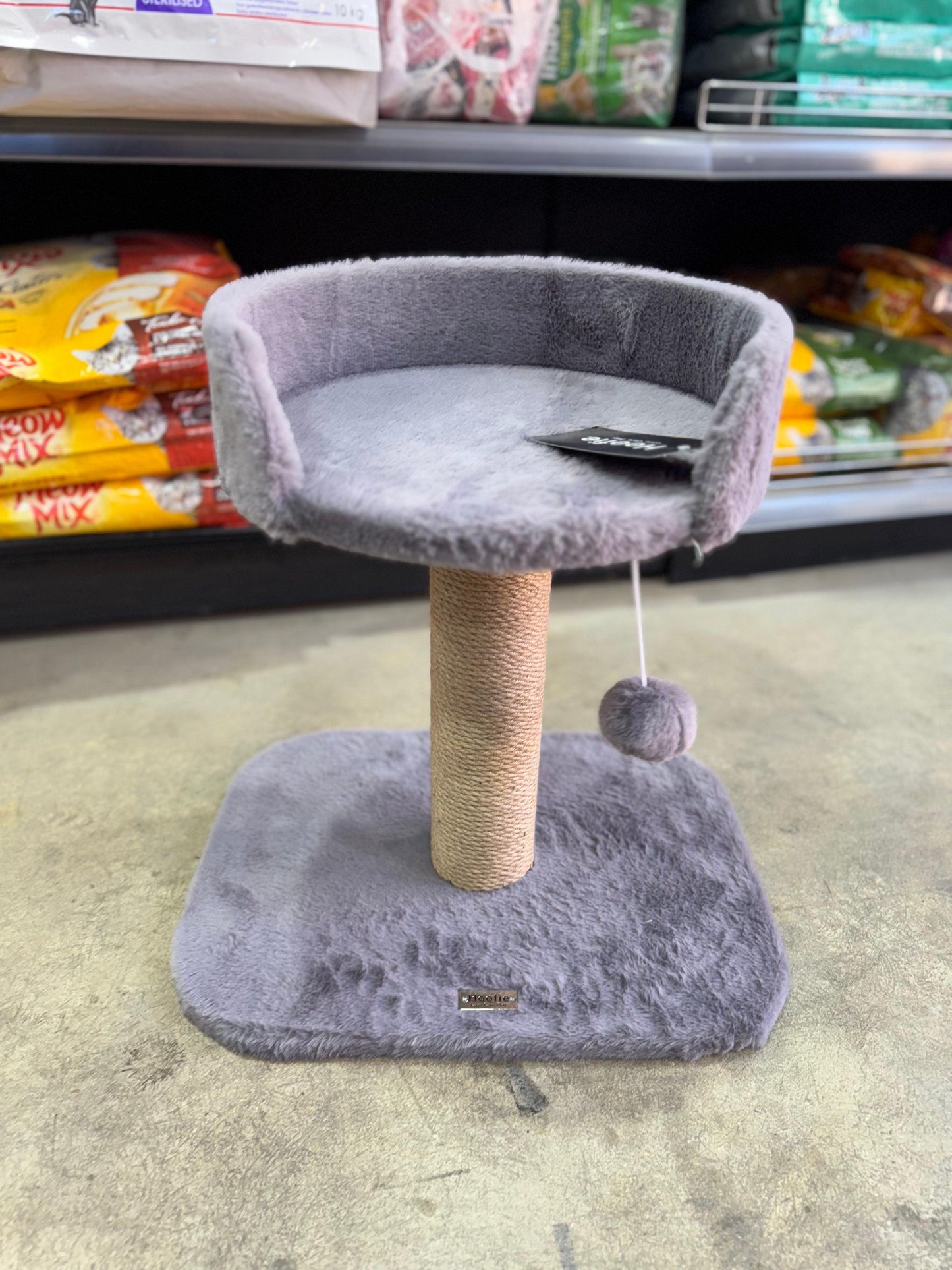 Hoofie - когтеточка с приподнятой лежанкой и игрушкой