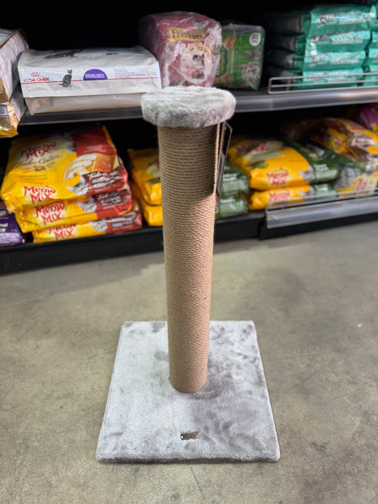 Hoofie - עמוד גירוד עם צעצוע תלוי