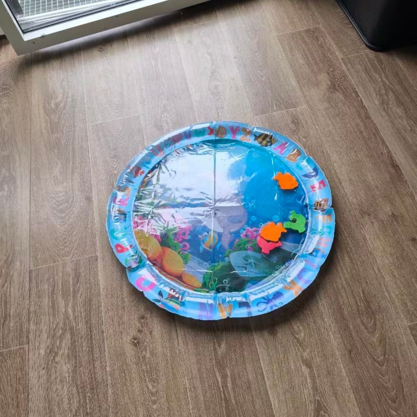 משטח משחק אינטראקטיבי לחתולים עם מים