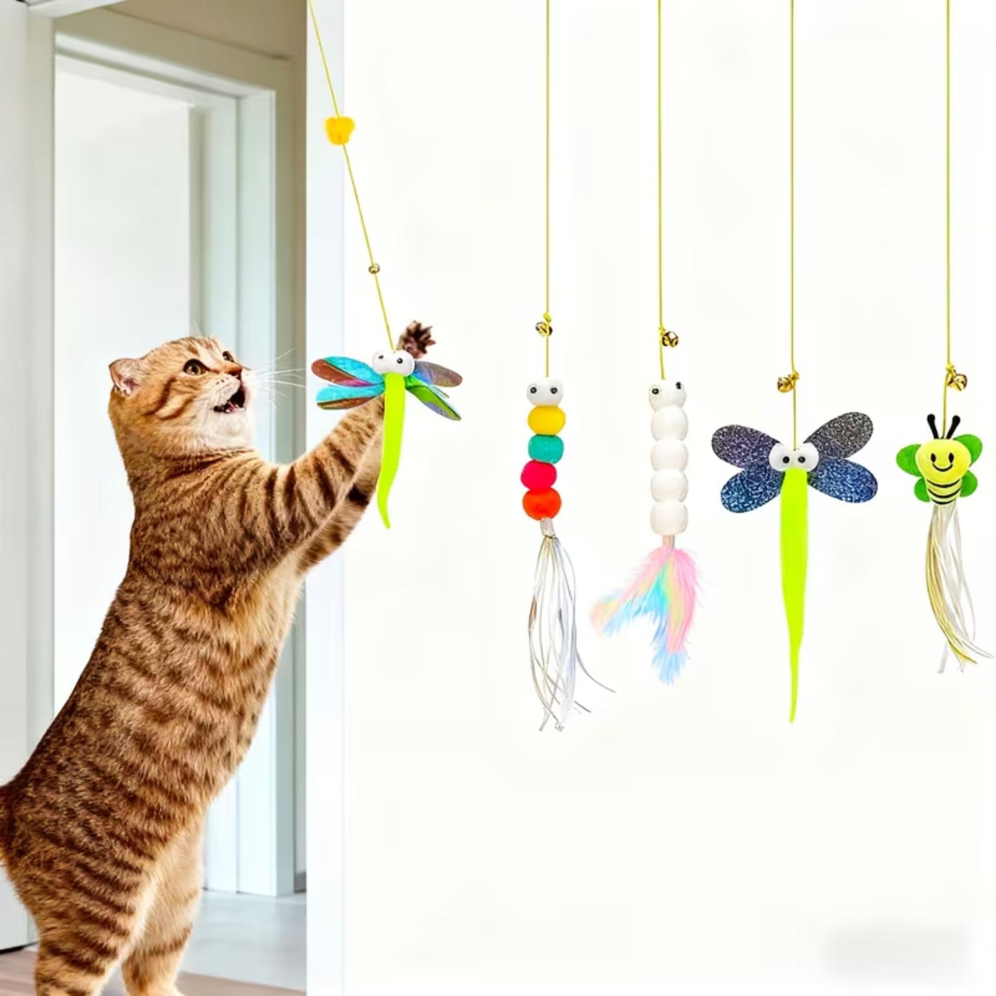 צעצוע תלייה לדלת לחתולים עם פעמונים ונוצות